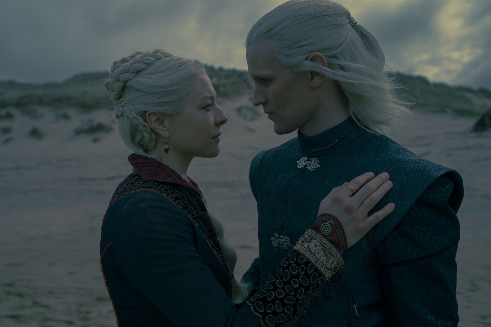 Emma D'Arcy and Matt Smith as Rhaenyra and Daemon Targaryen in 'House of the Dragon' for our article about episode 8's release date. The pair are about to kiss, and Rhaenyra is resting her hand on his chest. The sun is setting behind them.