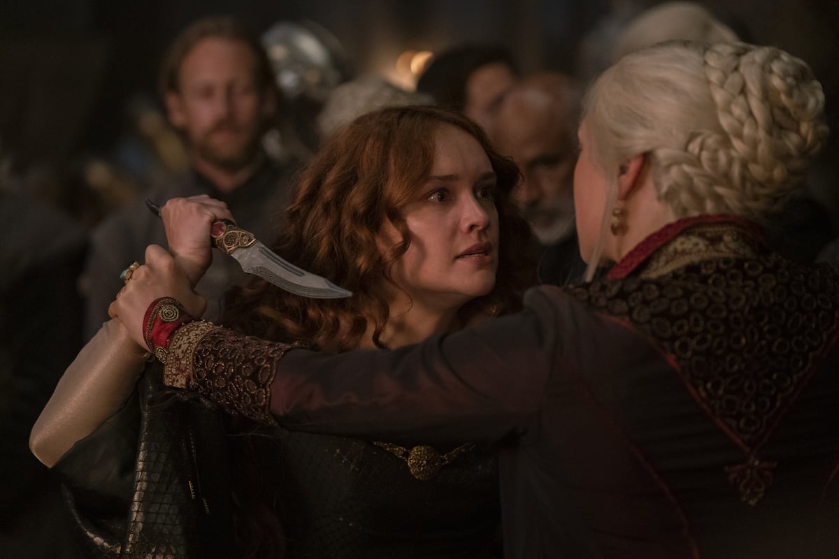 'House of the Dragon': Alicent (Olivia Cooke) attacks Rhaenyra (Emma D'Arcy) with a knife