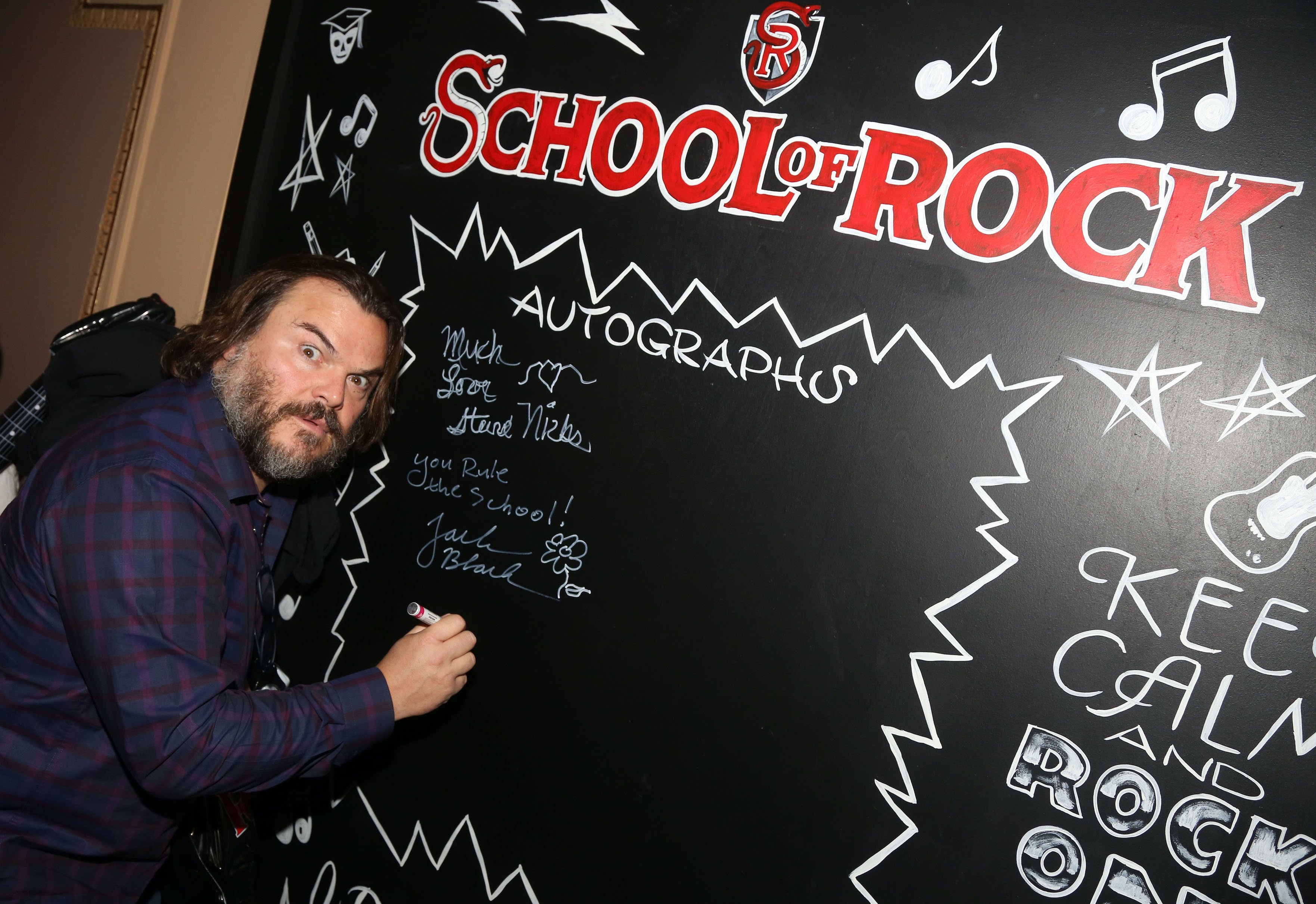 Jack Black signiert hinter der Bühne die Wand des VIP-Raums in der School of Rock am Broadway