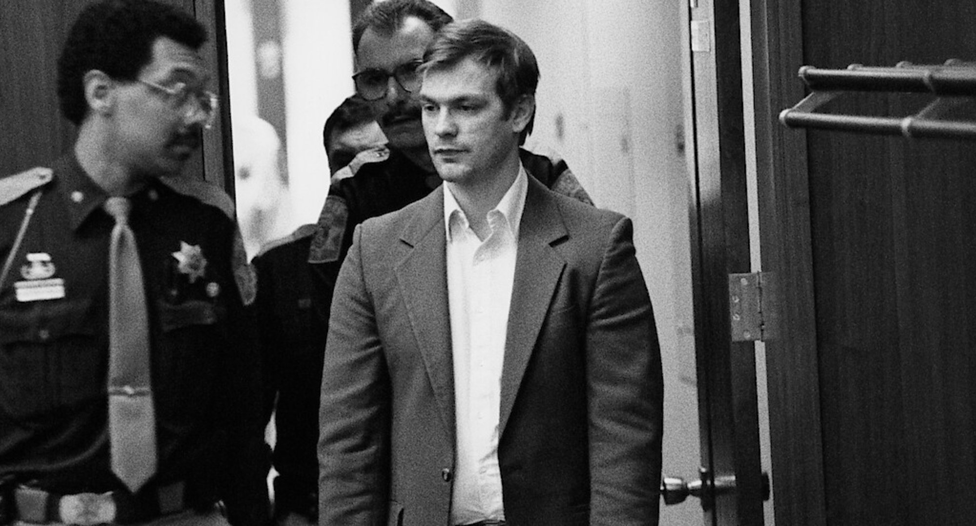 「殺人者との会話 The Jeffrey Dahmer Tapes」の法廷でのジェフリー・ダーマーと隣人。