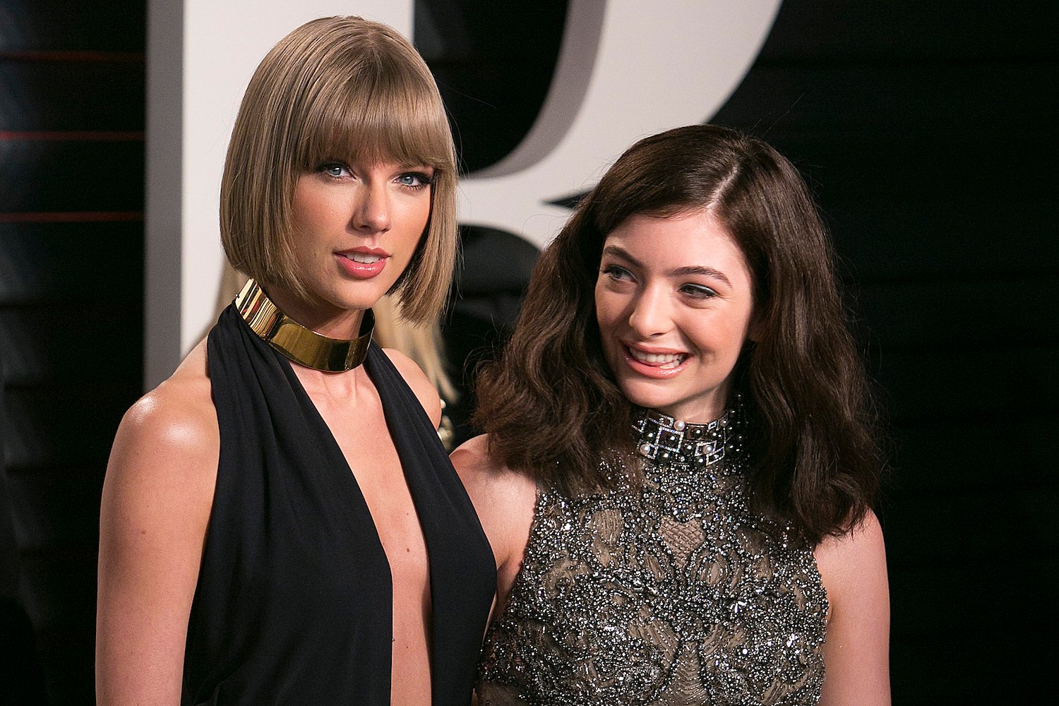 Lorde and Taylor Swift pose as they arrive to the 2016 Vanity Fair Oscar Party