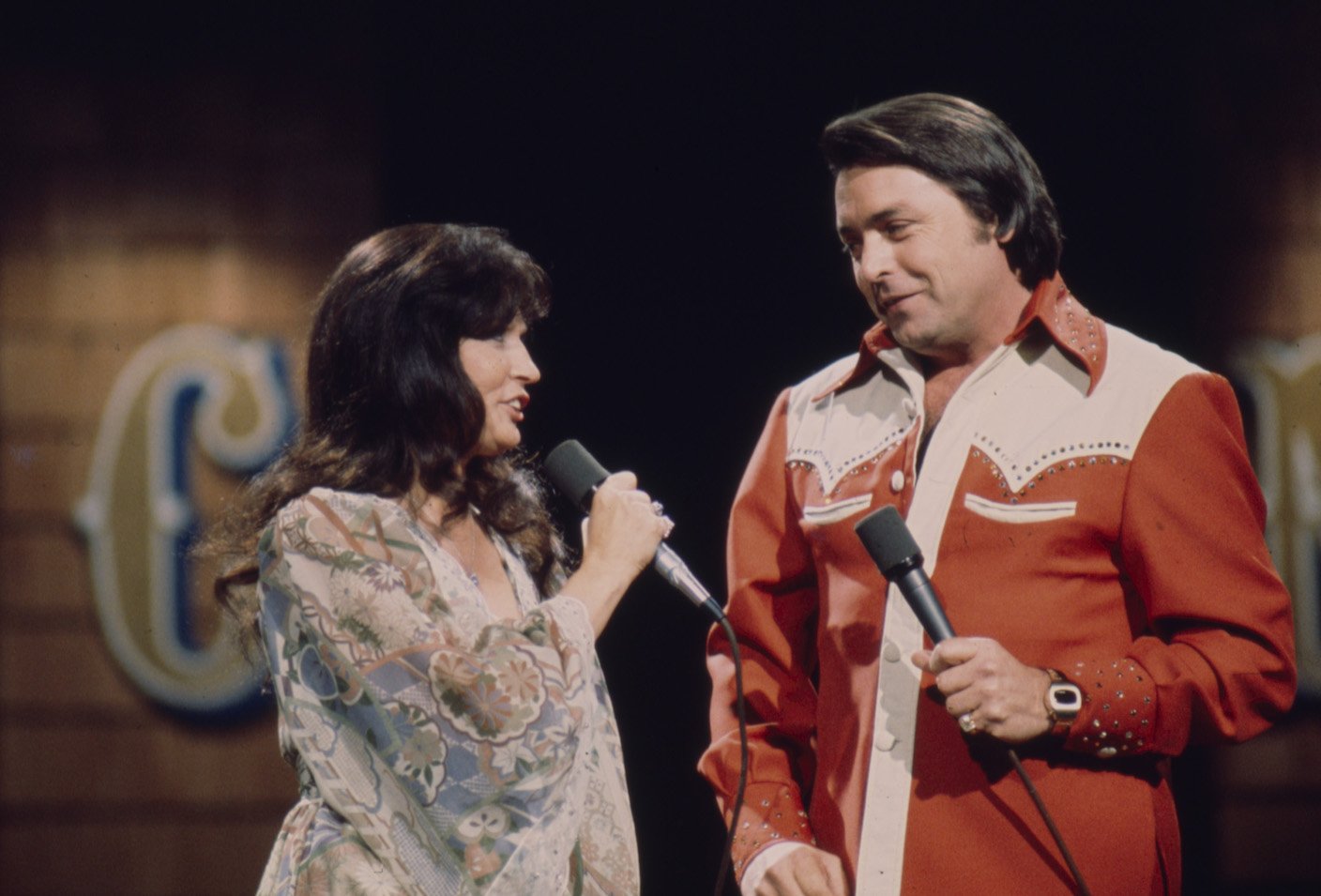 Loretta Lynn and Mickey Gilley singing together on stage