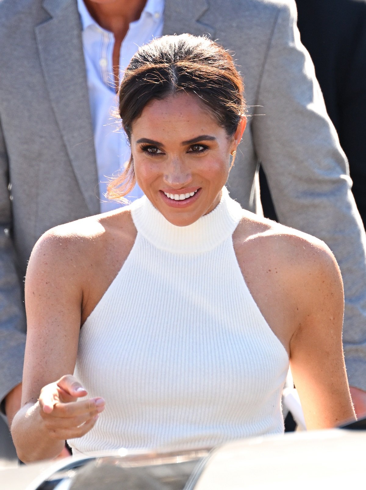 Meghan Markle pointing after a boat trip during the Invictus Games Dusseldorf 2023 - One Year To Go launch event