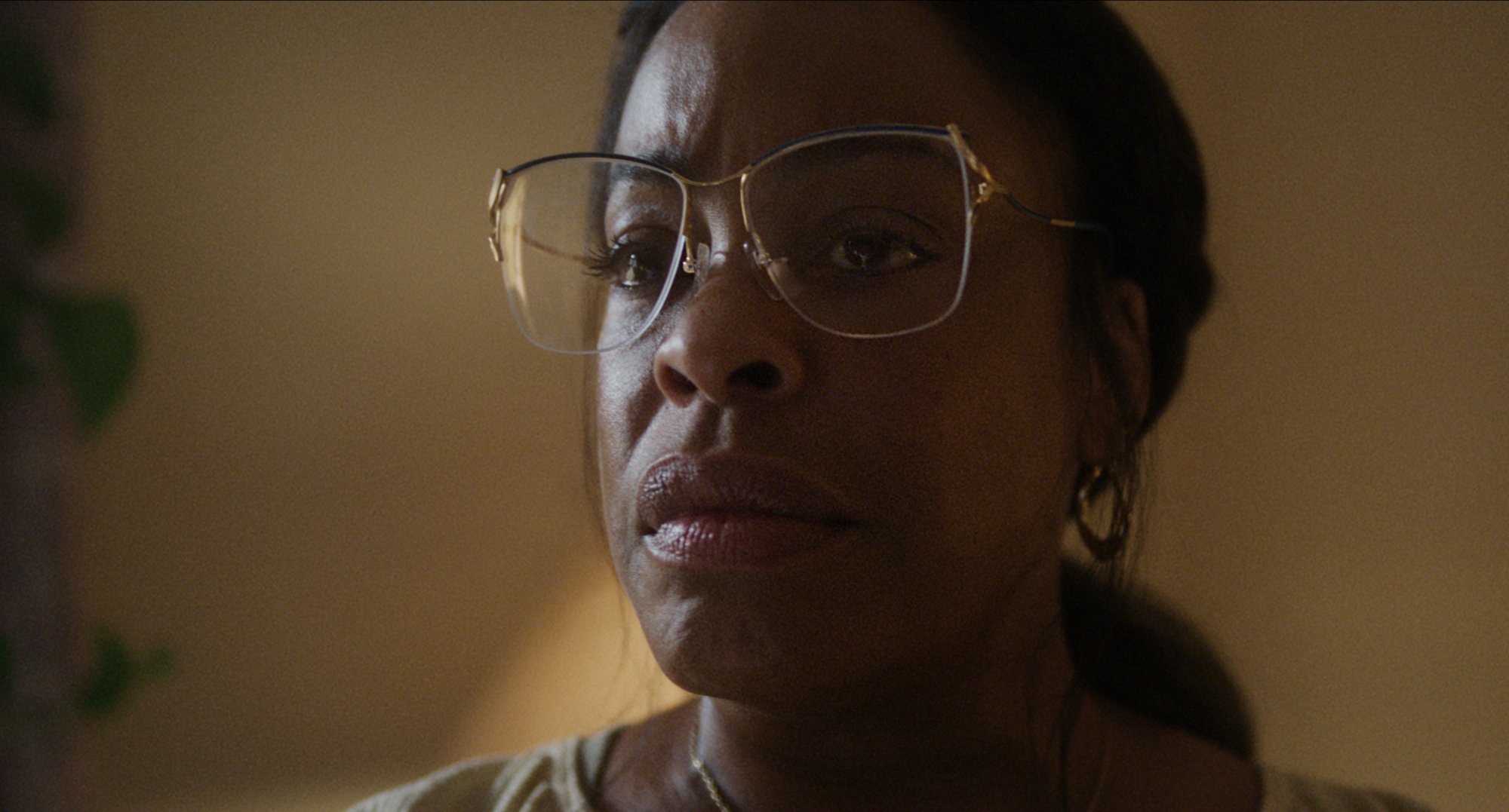 Niecy Nash as Glenda Cleveland in sandwich scene in 'Monster The Jeffrey Dahmer Story.'