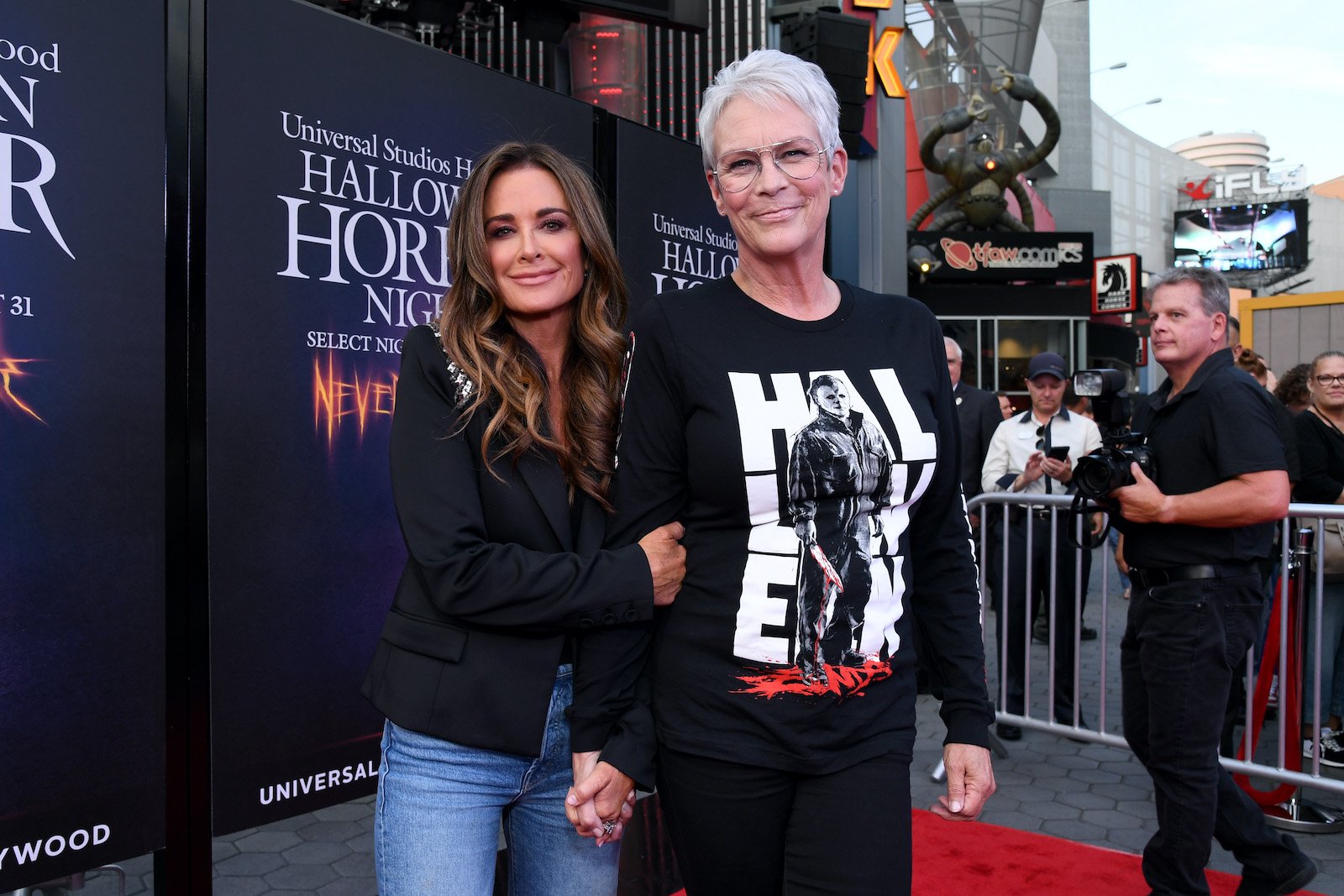 Kyle Richards from 'RHOBH' holds hands with Jamie Lee Curtis on the red carpet 