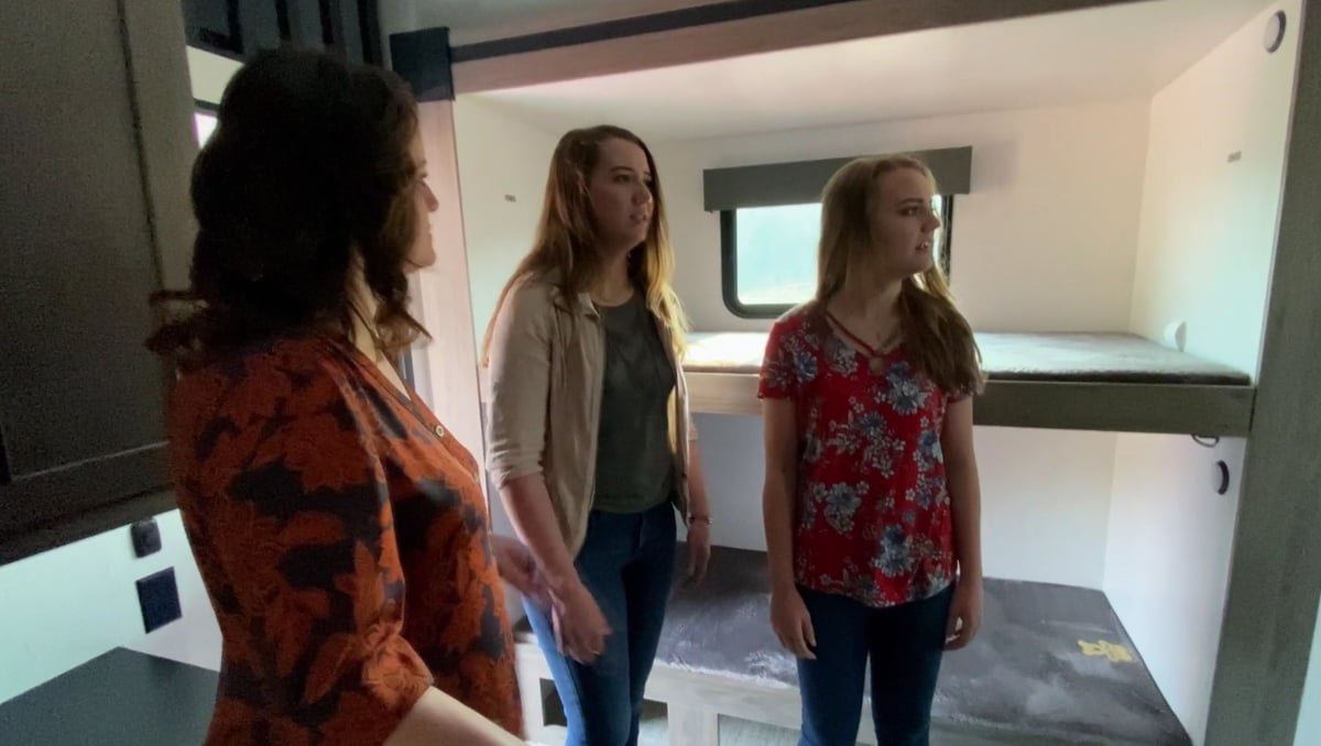 Robyn Brown and her daughters, Aurora Brown and Breanna Brown, take a tour of Janelle Brown's trailer on 'Sister Wives' Season 17 on TLC.