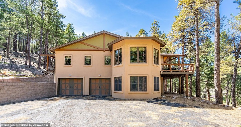 The outside view of Robyn and Kody's Flagstaff home on 'Sister Wives.'