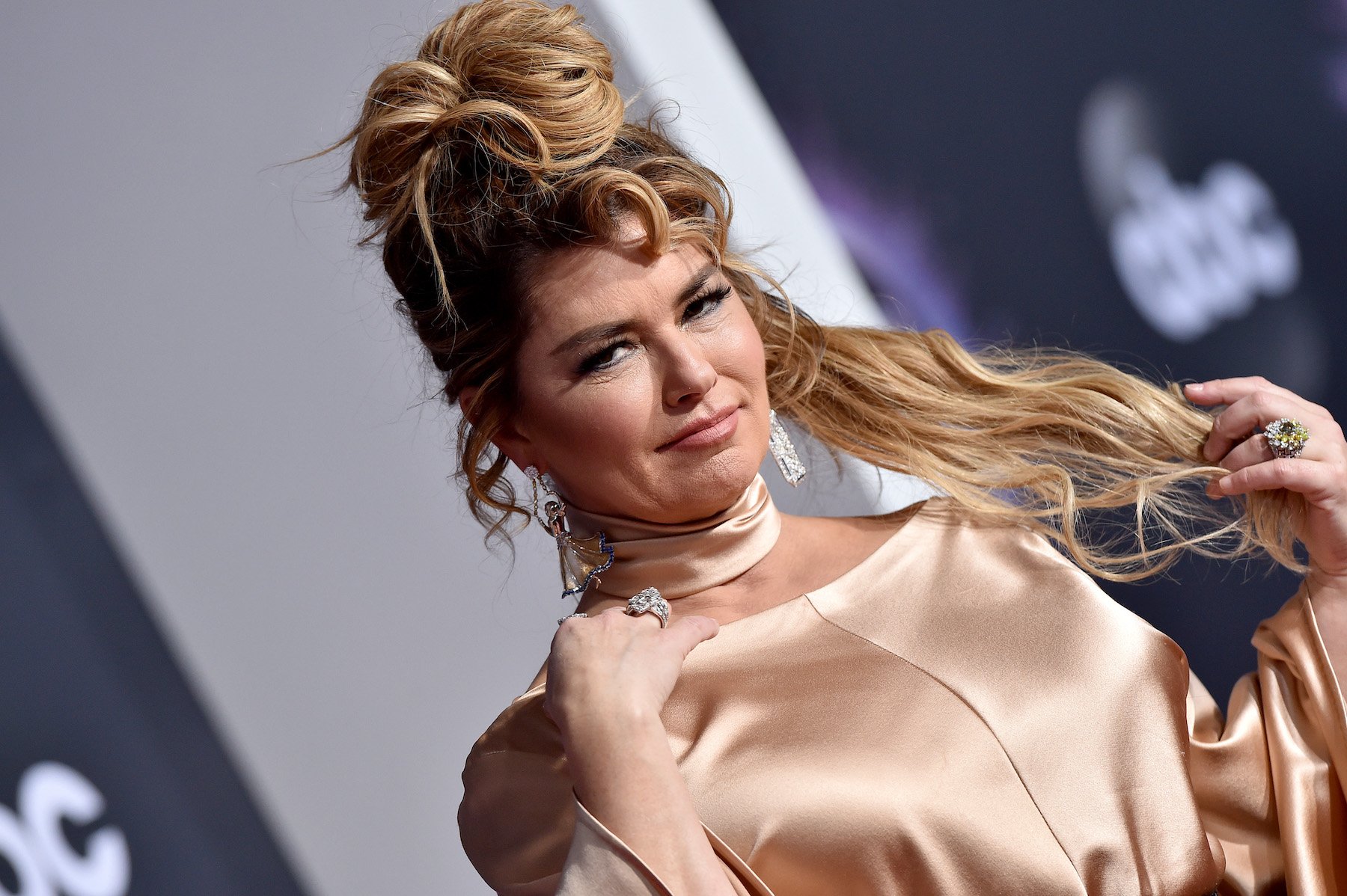 Shania Twain, who once became friends with a childhood bully, posing for a photo