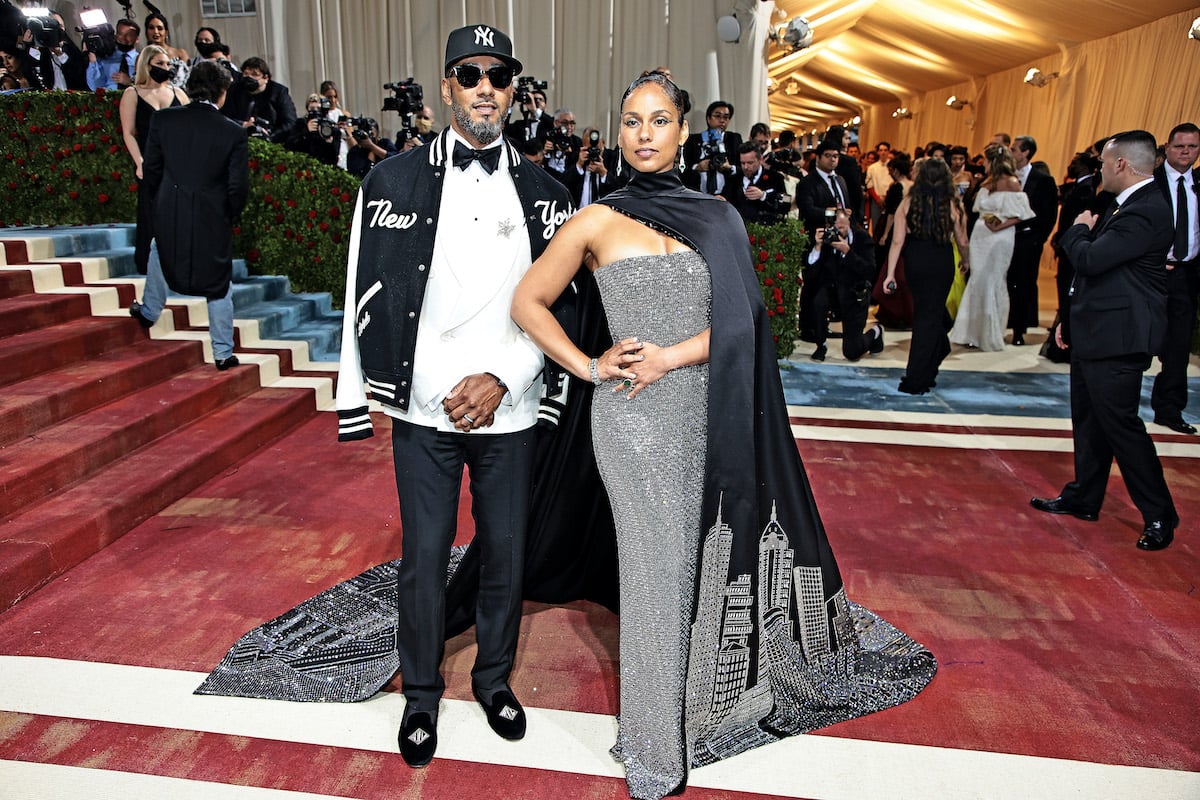 Alicia Keys (R) and Swizz Beatz (L) smiling on the Met Gala red carpet