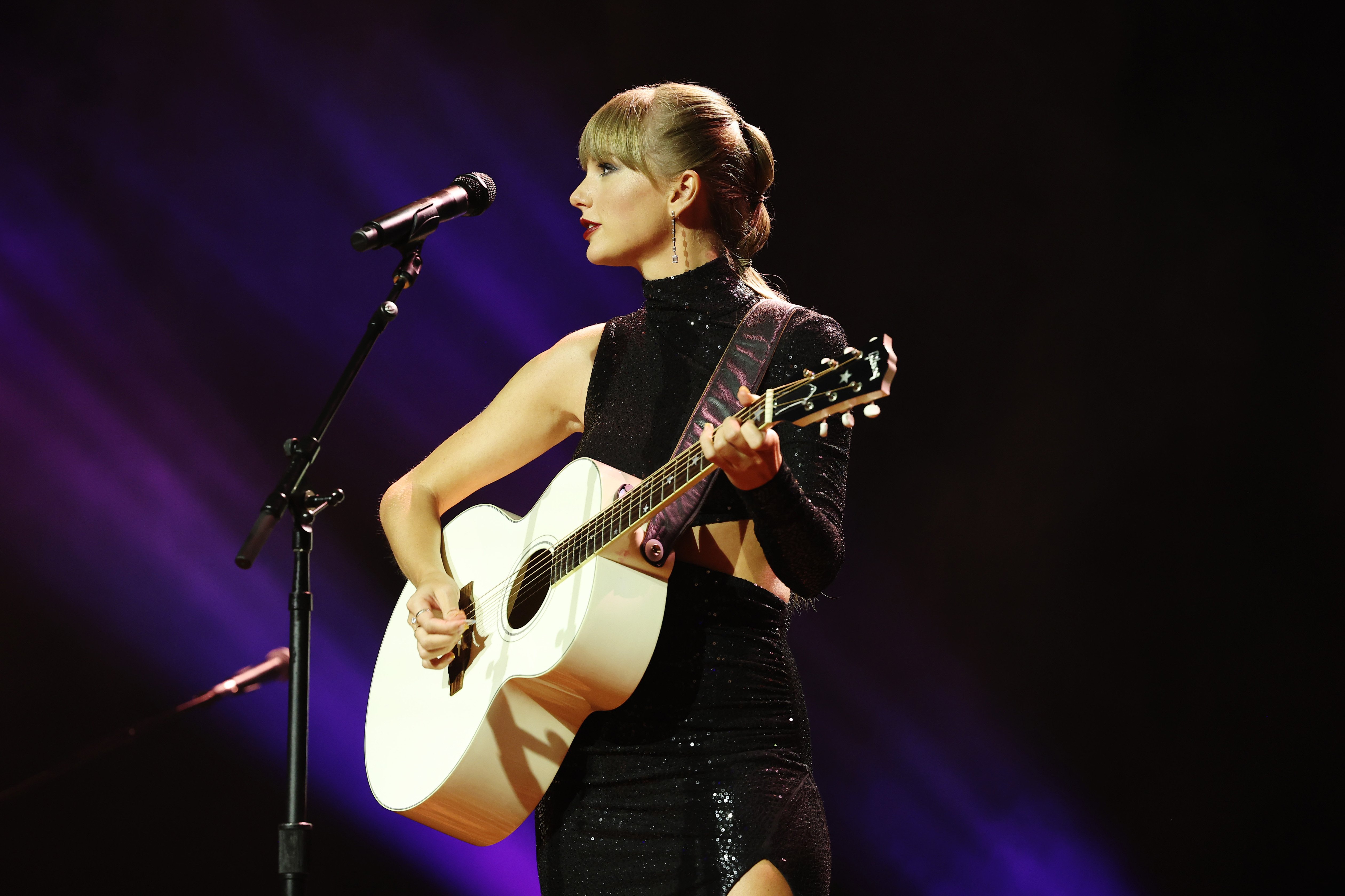 Taylor Swift performs 'All Too Well' (10 minute version) during NSAI 2022 Nashville Songwriter Awards