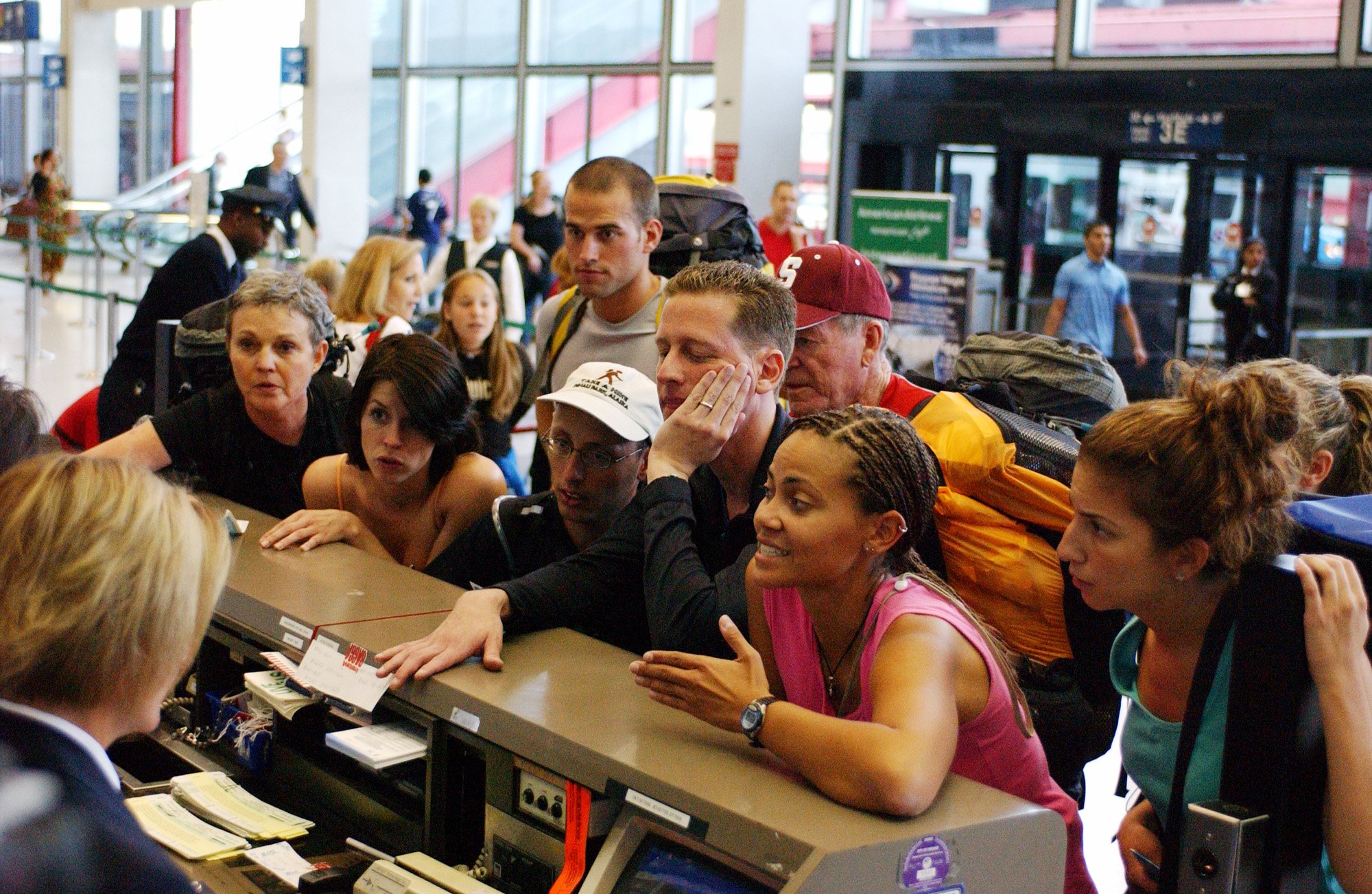 Teams vie for tickets at Chicago O'Hare's airport during 'The Amazing Race' Season 6