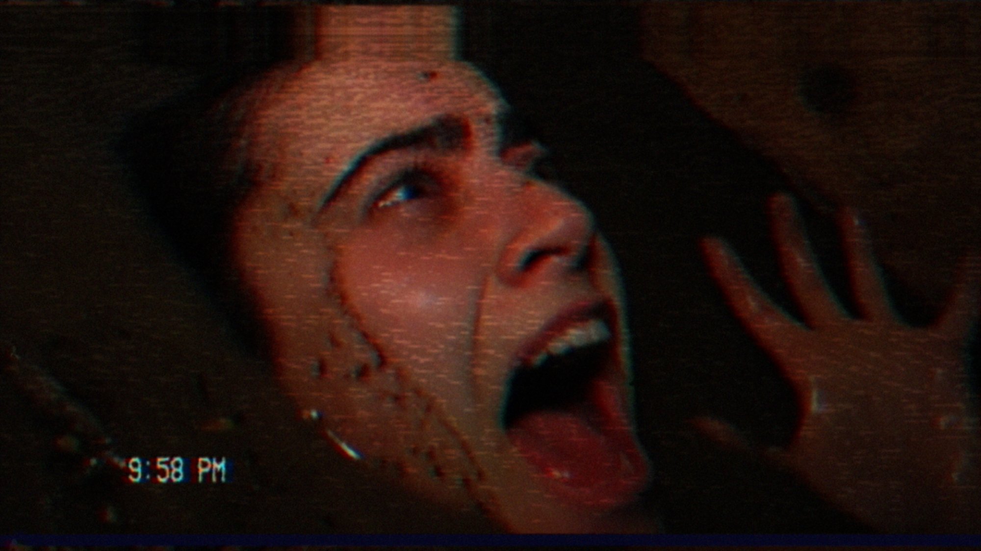 'V_H_S_99' Ally Ioannides as Lily screaming with dirt on her face.