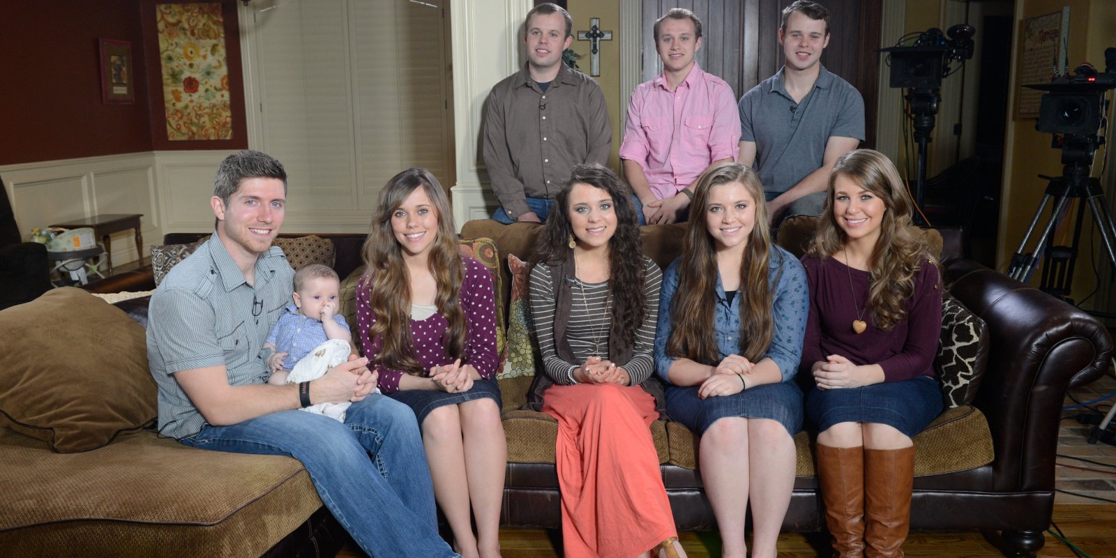 Ben and Jessa Seewald are seated with Jinger, Joy Anna, Jana, John-David, Josiah, and Joseph Duggar for a 'Good Morning America' interview in 2016.