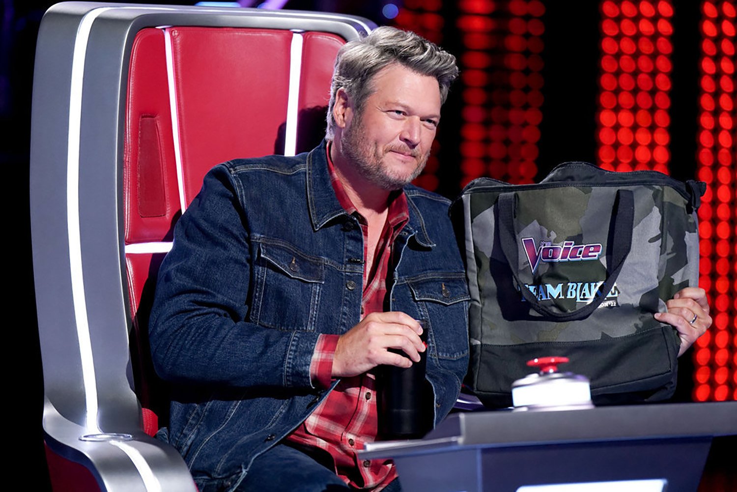 Blake Shelton appears on 'The Voice' Season 22 as he announces he's quitting after season 23