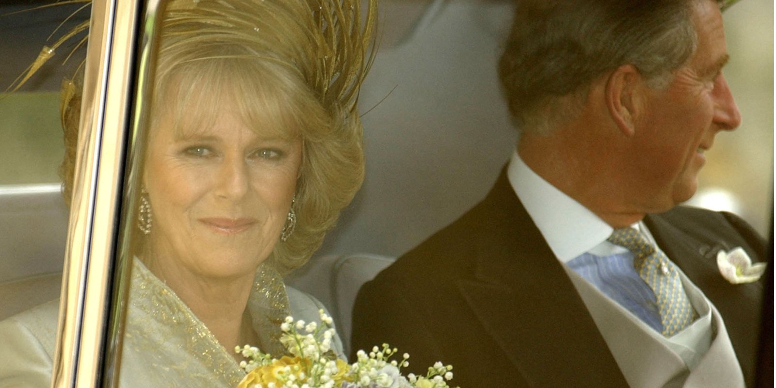 2005 年の結婚式でのカミラ パーカー ボウルズとチャールズ 3 世国王。