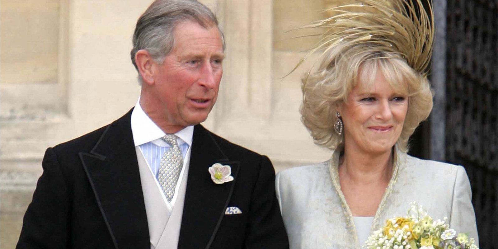 2005 年の結婚式でのチャールズ 3 世とカミラ パーカー ボウルズ。