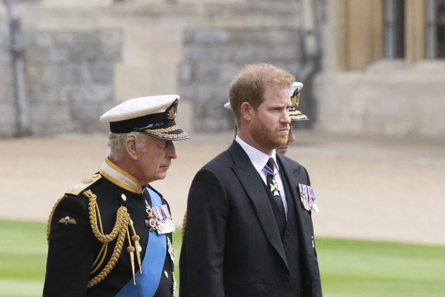 Body Language Expert Says Prince Harry Displayed Subtle Stress Release Gesture Following Queen’s Emotional Funeral