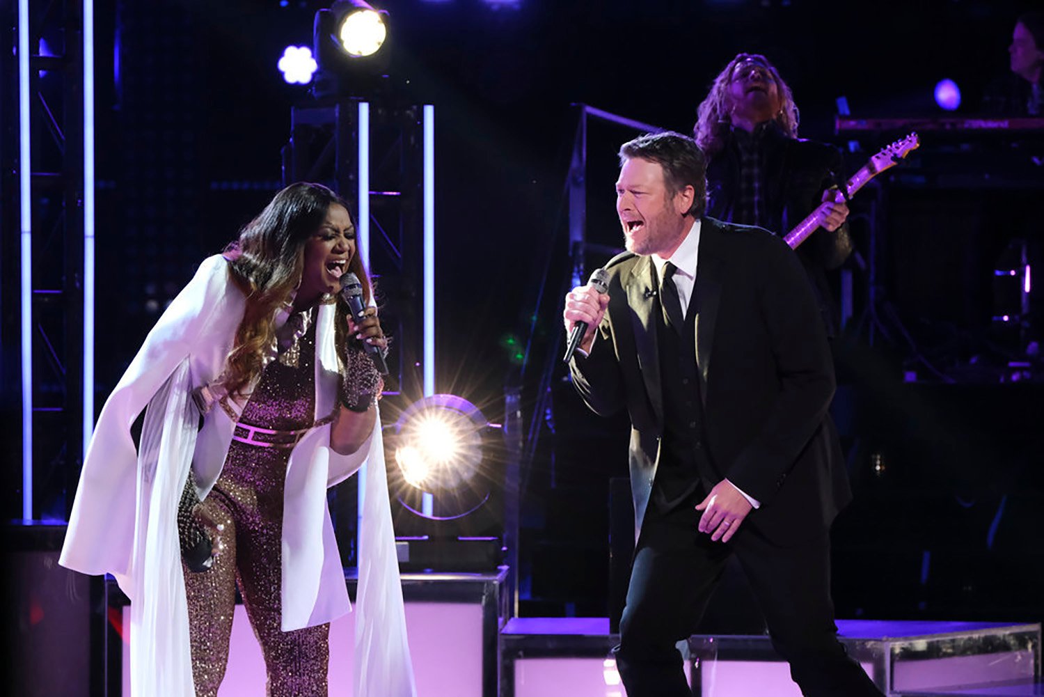 Wendy Moten and Blake Shelton performing on The Voice Season Season 21