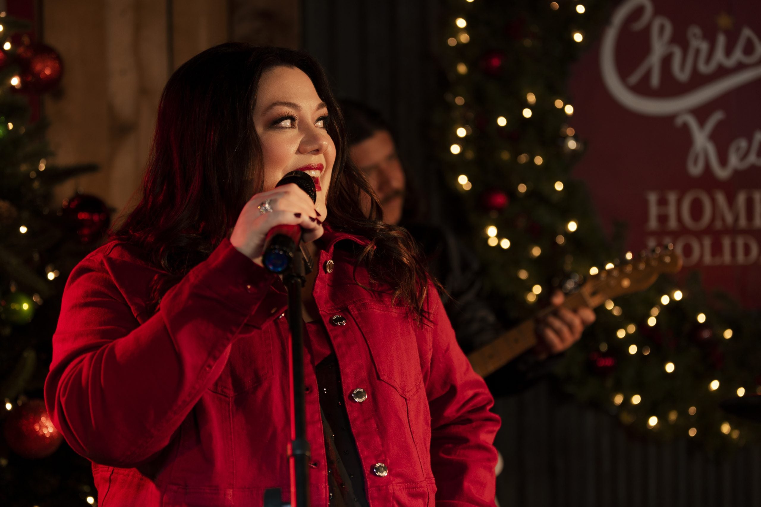 Brooke Elliott holding a microphone in 'A Country Christmas Harmony'