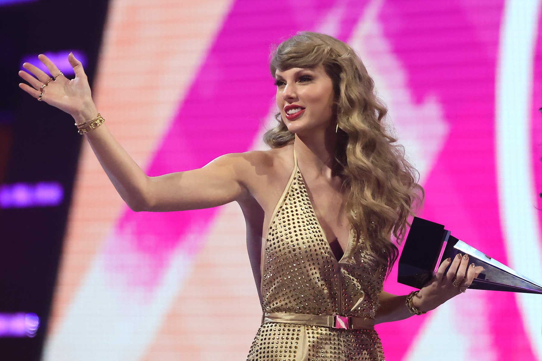 Taylor Swift, one of the winners at the 2022 AMAs, on stage at the AMAs