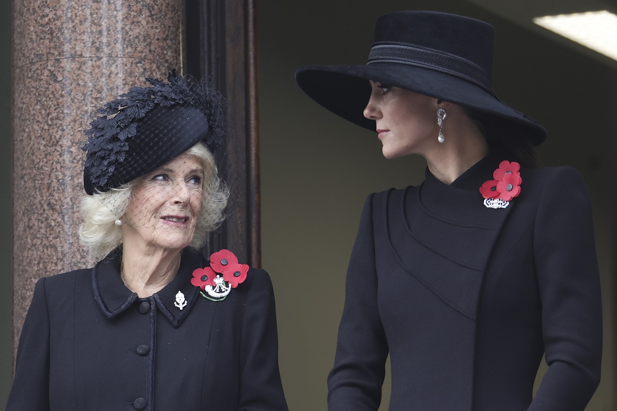 Camilla Parker Bowles e Kate Middleton, que disseram cinco palavras para conduzir a Rainha Consorte da sacada, comparecem ao Serviço Nacional de Recordação no Cenotáfio