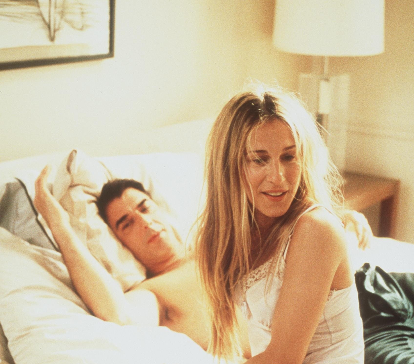 Carrie and Mr. Big sit in bed together during 'Sex and the City'