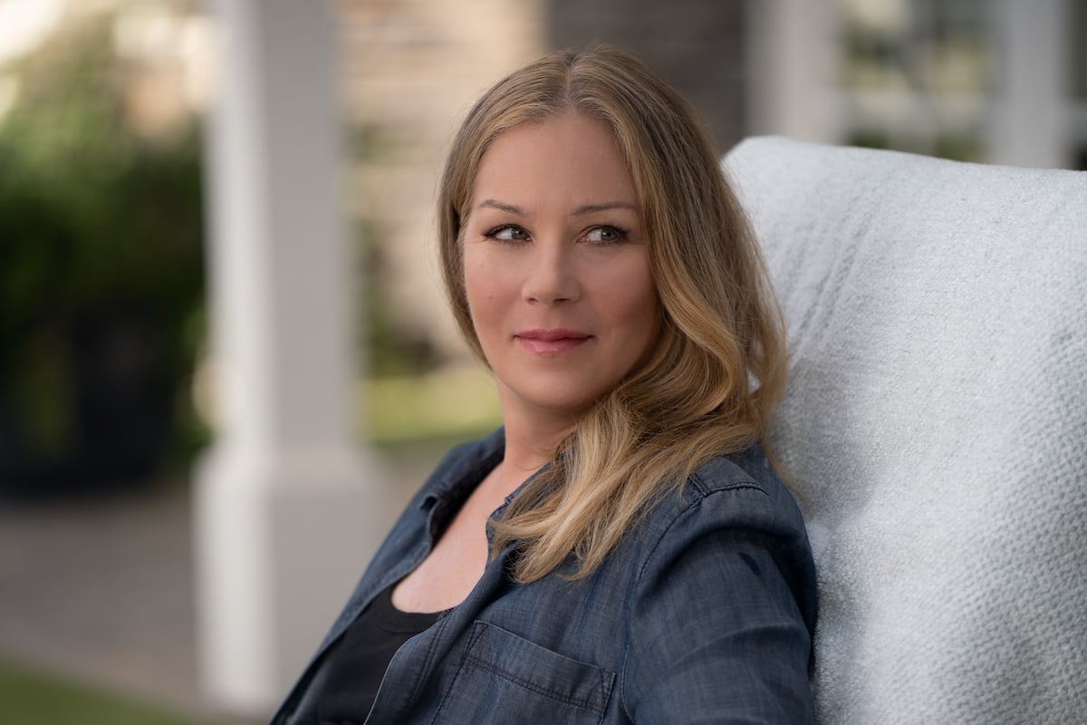 Christina Applegate sits in a chair in 'Dead to Me' Season 3