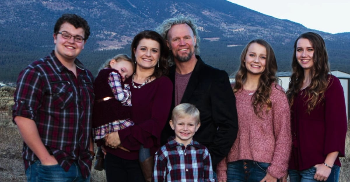 Dayton, Ariella, Robyn, Kody, Solomon, Breanna, and Aurora Brown posing together for a family photo on ‘Sister Wives’ Season 17 on TLC.