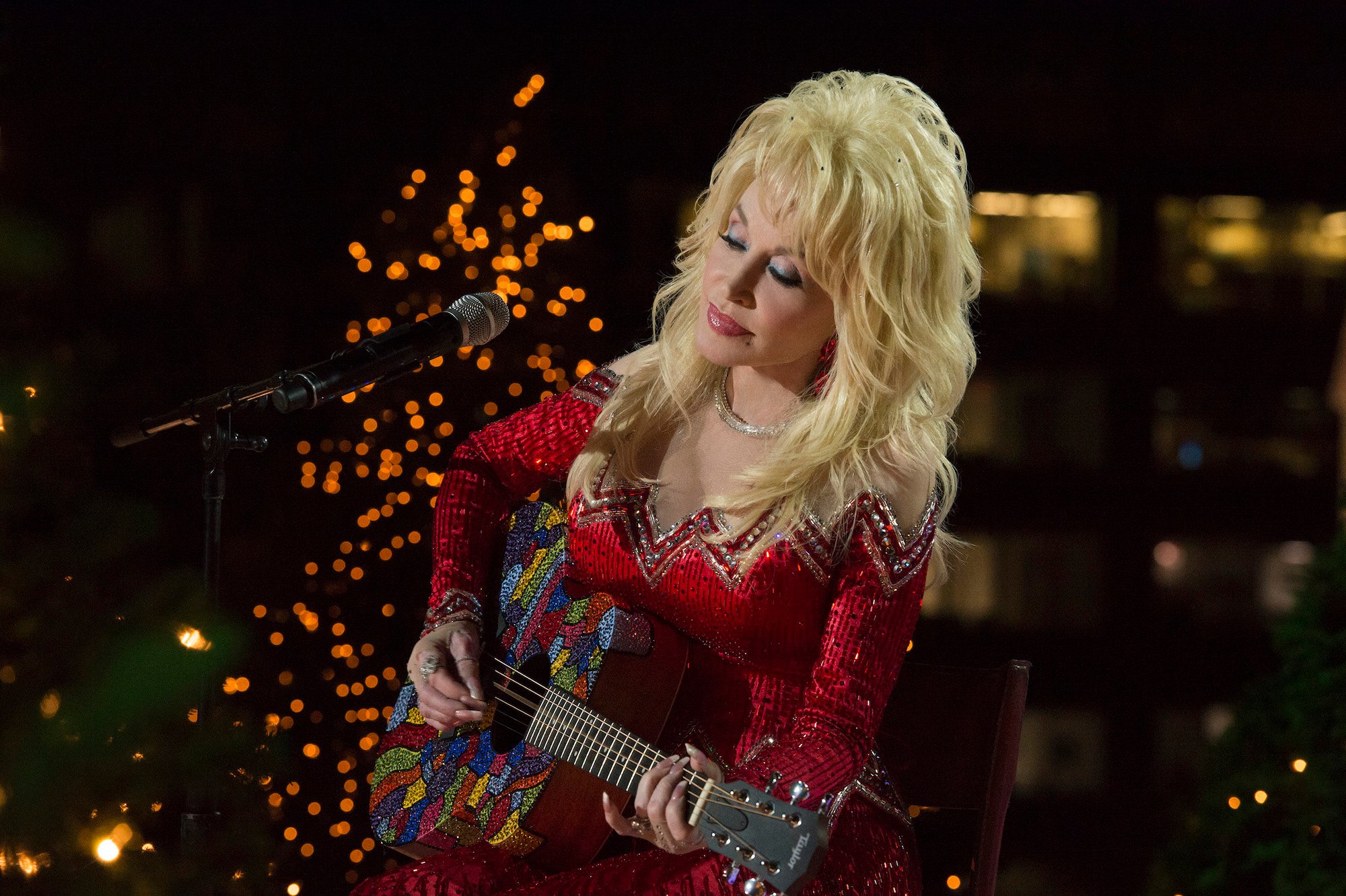 Dolly Parton rehearses for Christmas in Rockefeller Center in 2016