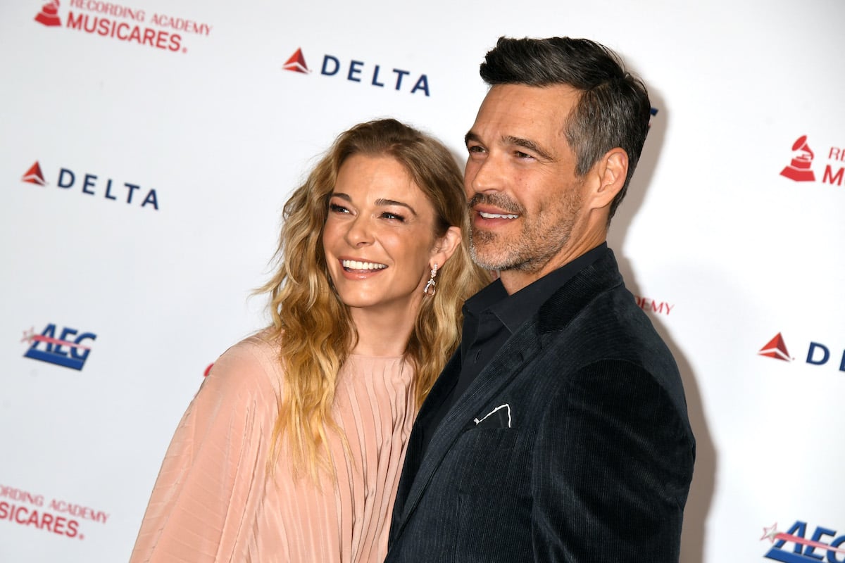 LeAnn Rimes and Eddie Cibrian smiling