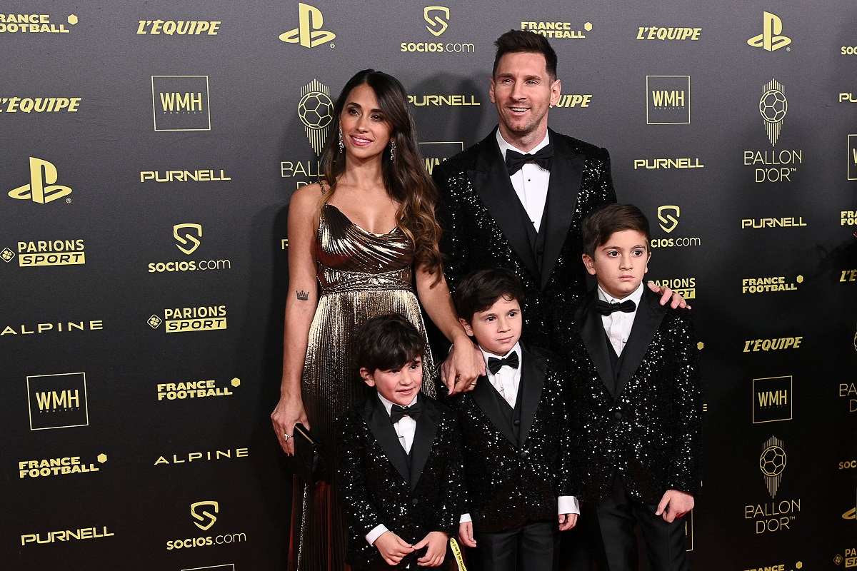 Lionel Messi and Antonela Roccuzzo have photos taken on the carpet with their children at the 2021 Ballon d'Or France Football award ceremony