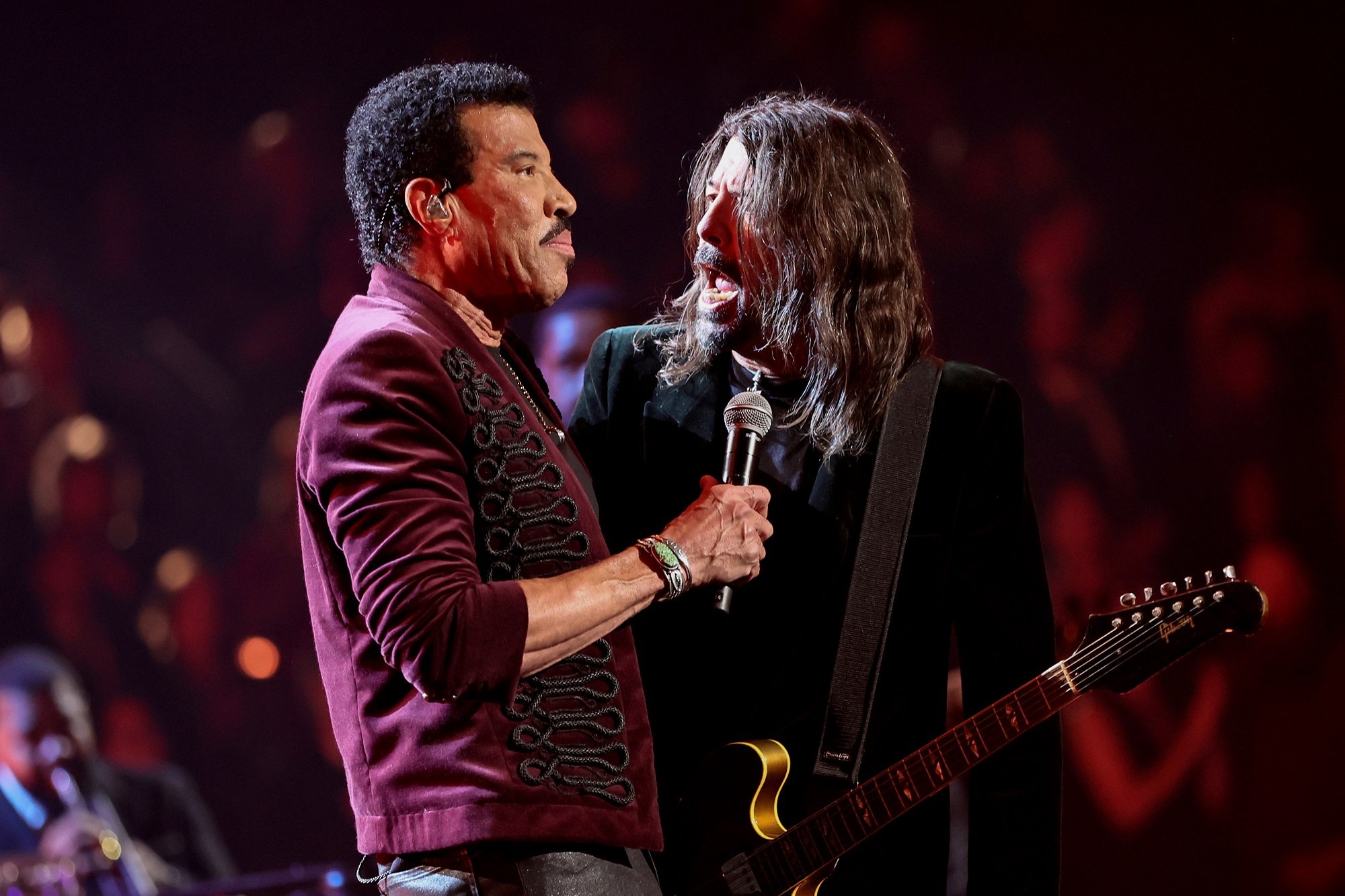 Dave Grohl stands in front of Lionel Richie and sings to him