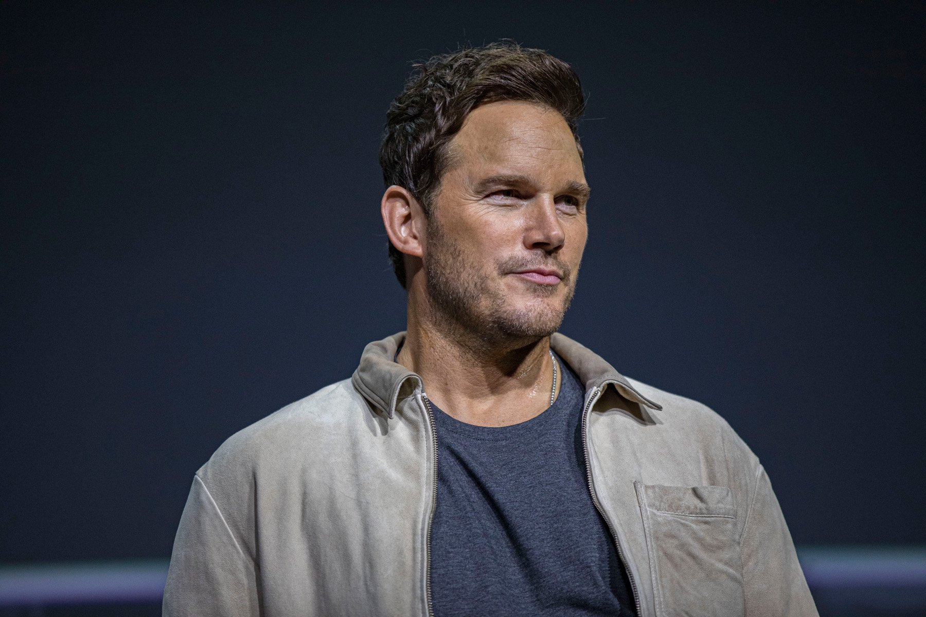 'Parks and Rec' cast member Chris Pratt. He's wearing a blue T-shirt and beige collared shirt over it.