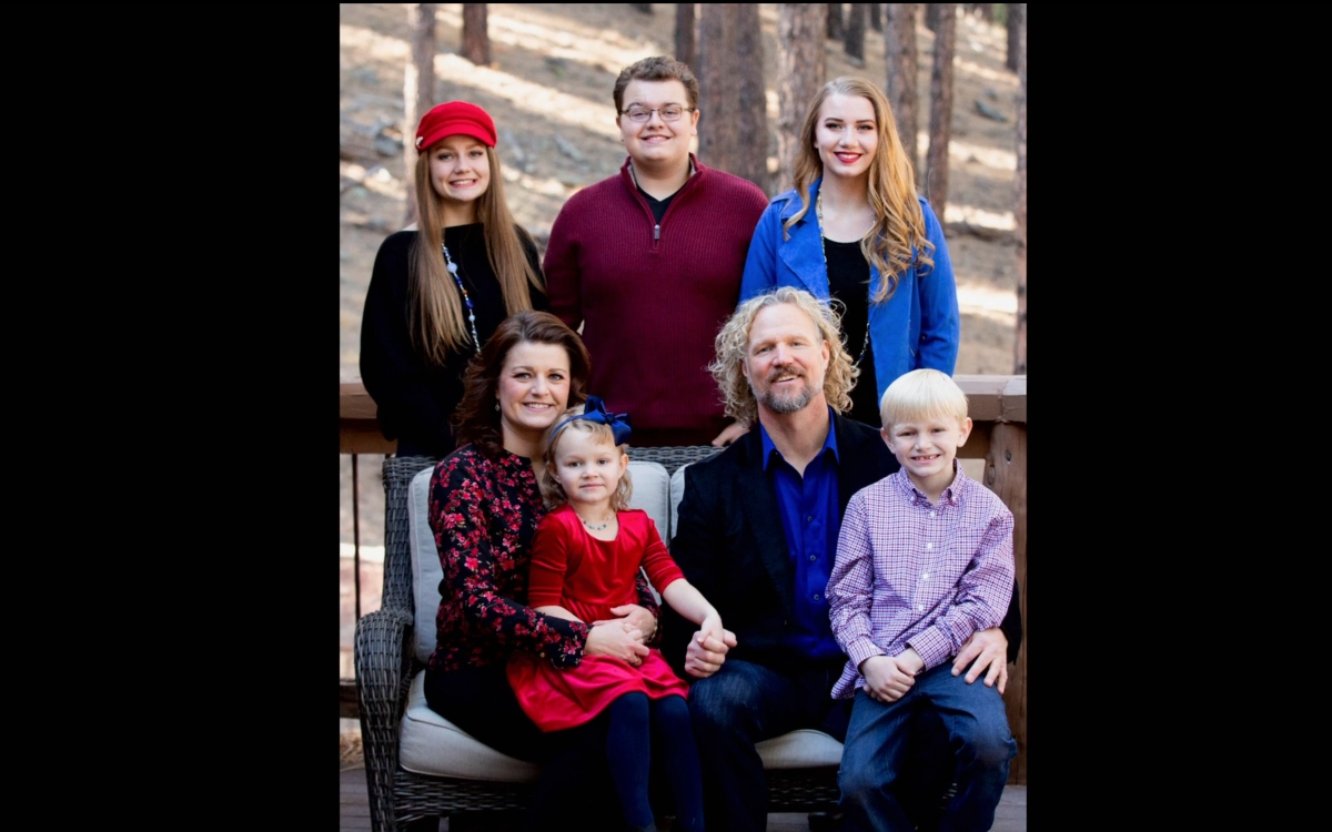 A family photo with Robyn Brown and Kody Brown and their five children, Ariella, Solomon, Breanna, Dayton and Aurora Brown, on season 17 of 'Sister Wives' on TLC.