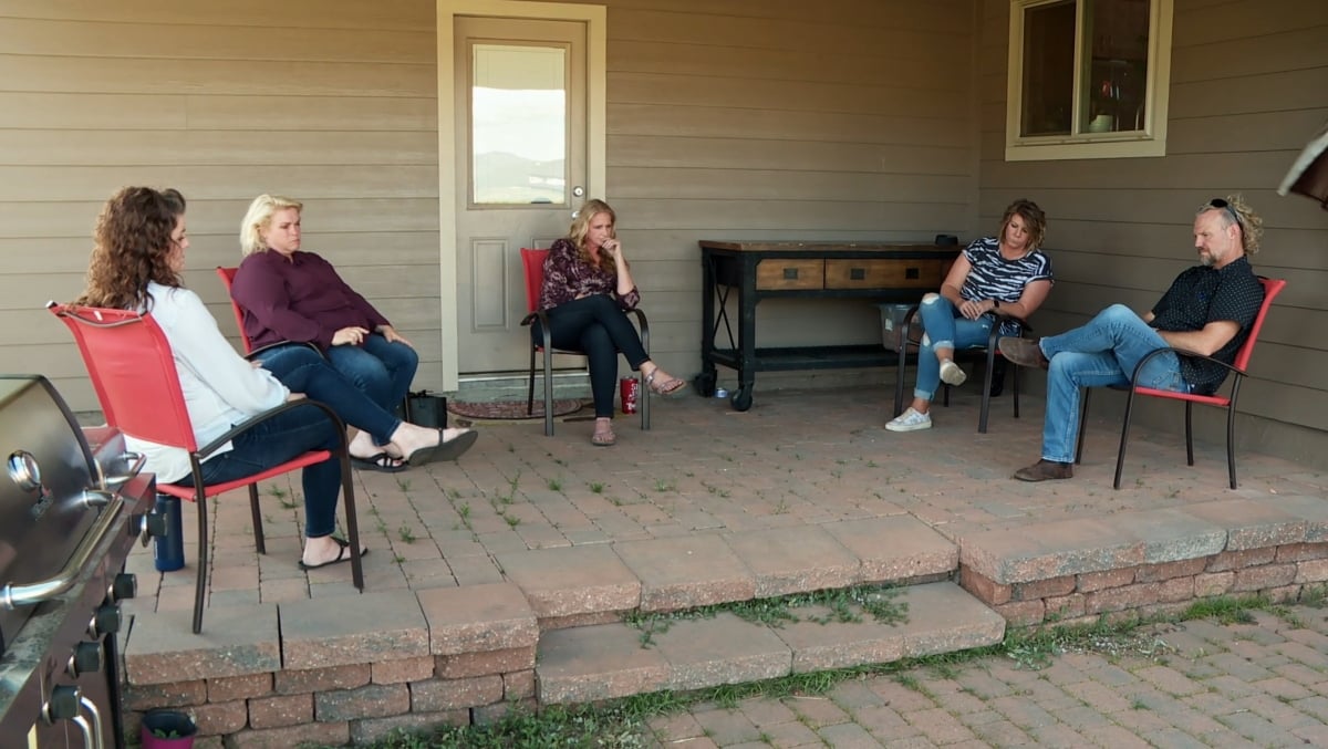 Robyn Brown, Janelle Brown, Christine Brown, Meri Brown and Kody Brown have a chat outside on lawn chairs on Season 17 of 