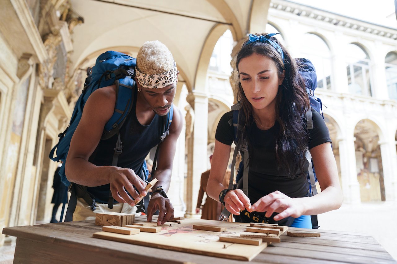 Quinton Peron and Mattie Lynch work over a board together on 'The Amazing Race'.