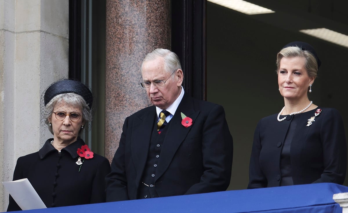O Duque e a Duquesa de Gloucester em pé na varanda com Sophie, Condessa de Wessex durante o Serviço Nacional de Lembrança no Cenotáfio