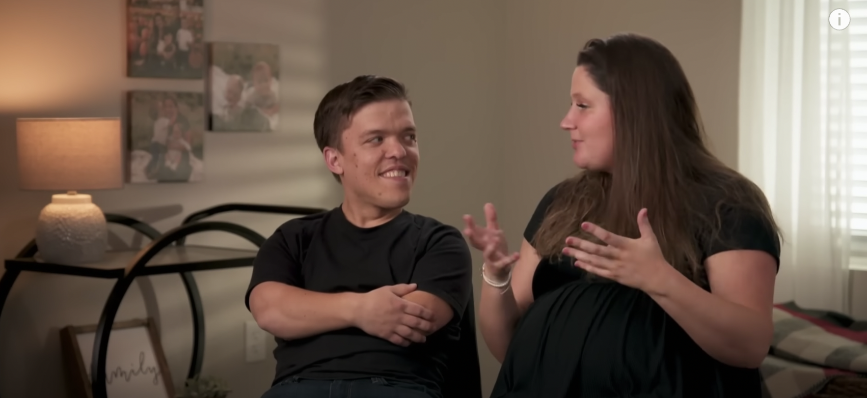 Zach and Tori Roloff sitting next to each other on 'Little People, Big World'
