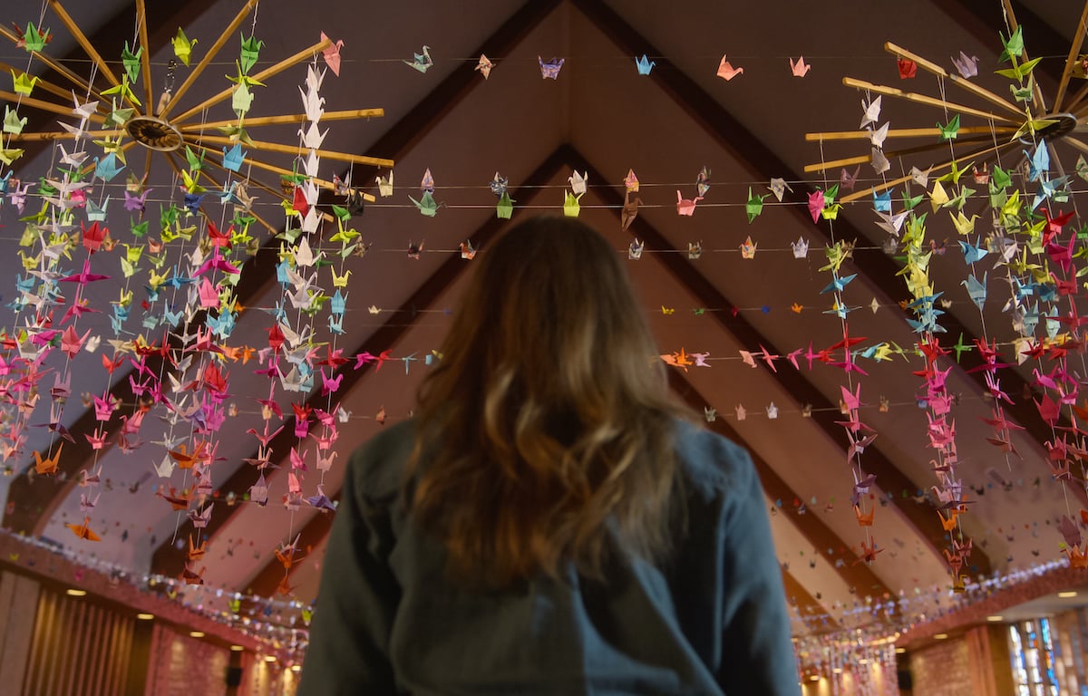 Jen (Christina Applegate) looks up at the cranes Judy made in the finale of 'Dead to Me'