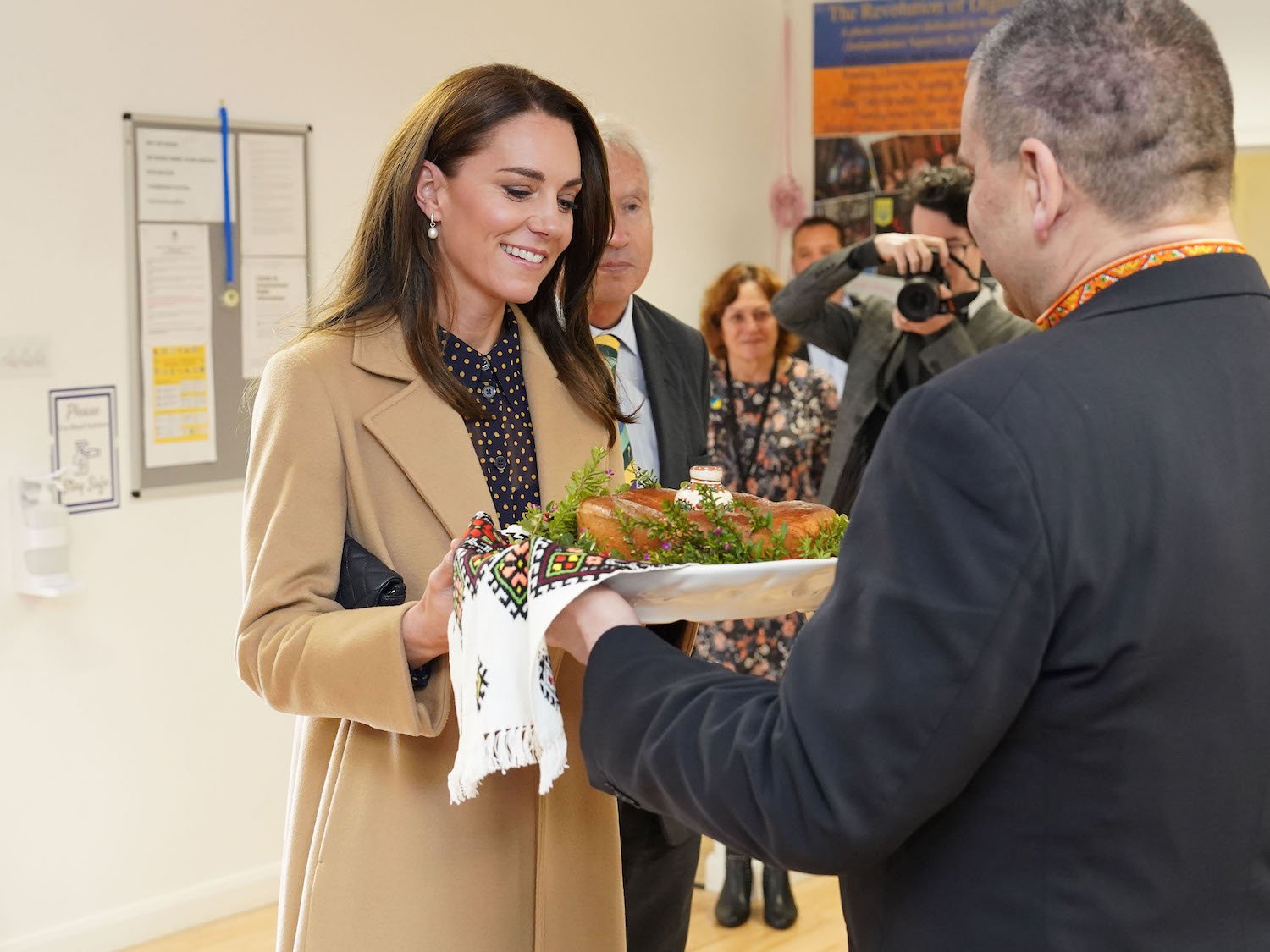 Kate Middleton body language shows no ego during visit to Reading Ukrainian Community Centre