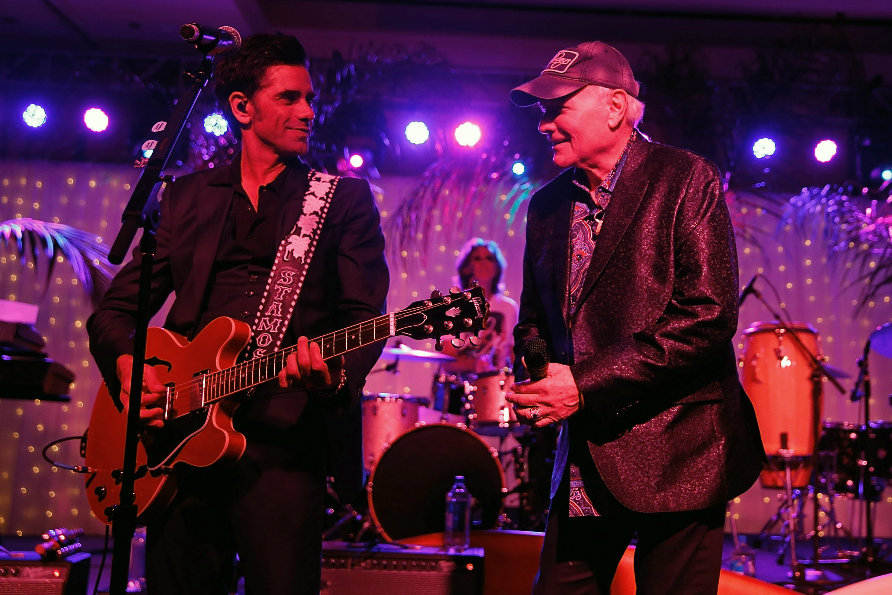 The Beach Boys Perform 'Little Saint Nick' Live With 'Full House' Actor ...