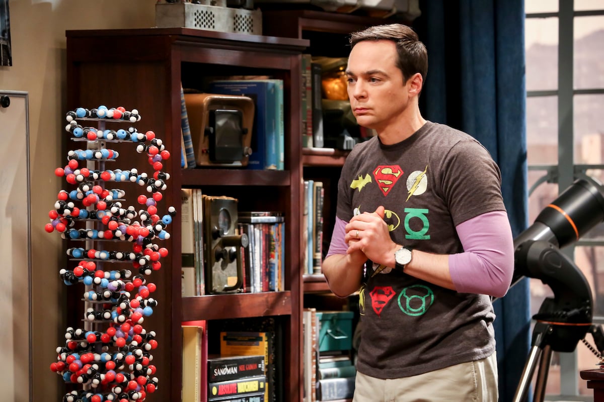'Big Bang Theory': Sheldon (Jim Parsons) folds his hands starding in the living room