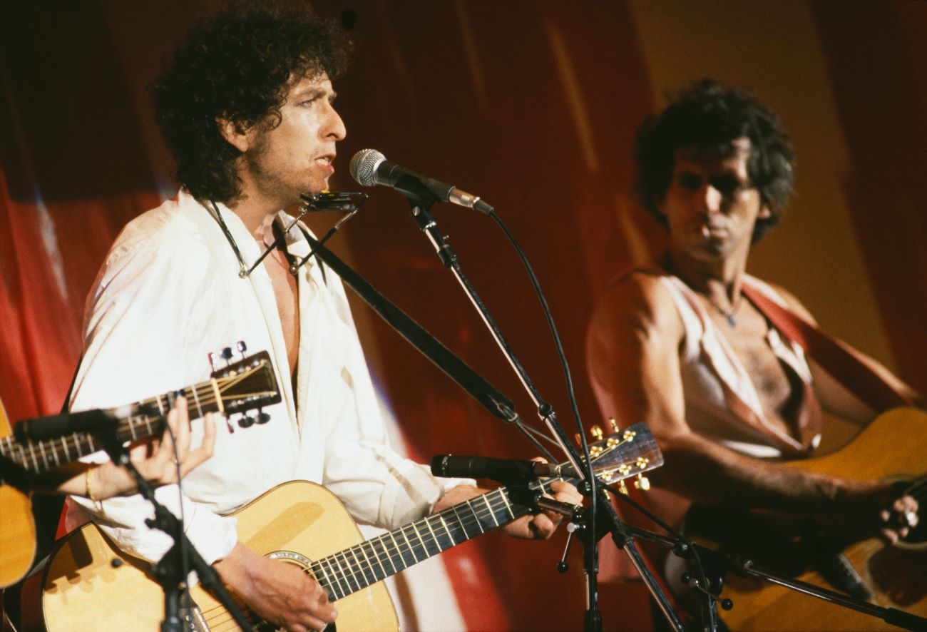 Bob Dylan plays guitar with Keith Richards at Live Aid. 