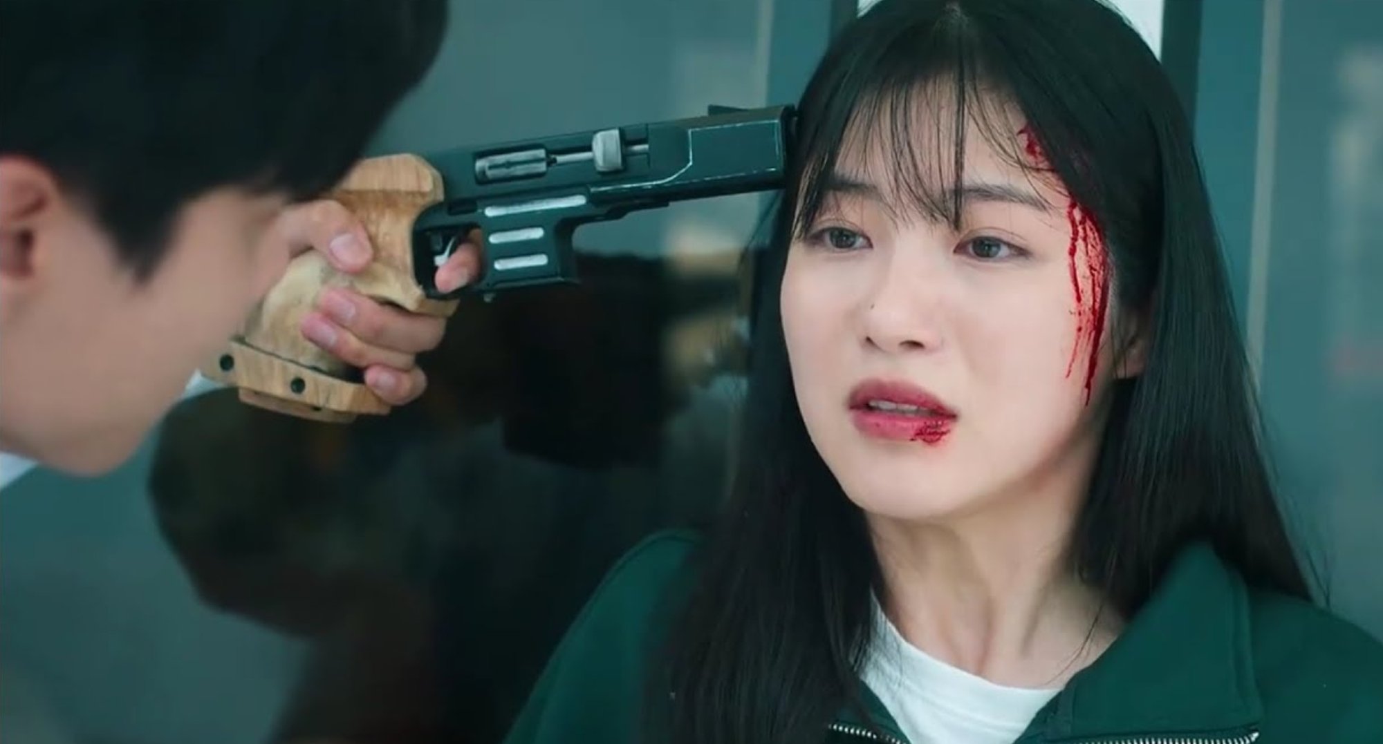 Chan-mi held at gunpoint by Jae-jin in 'Reveng of Others' finale.