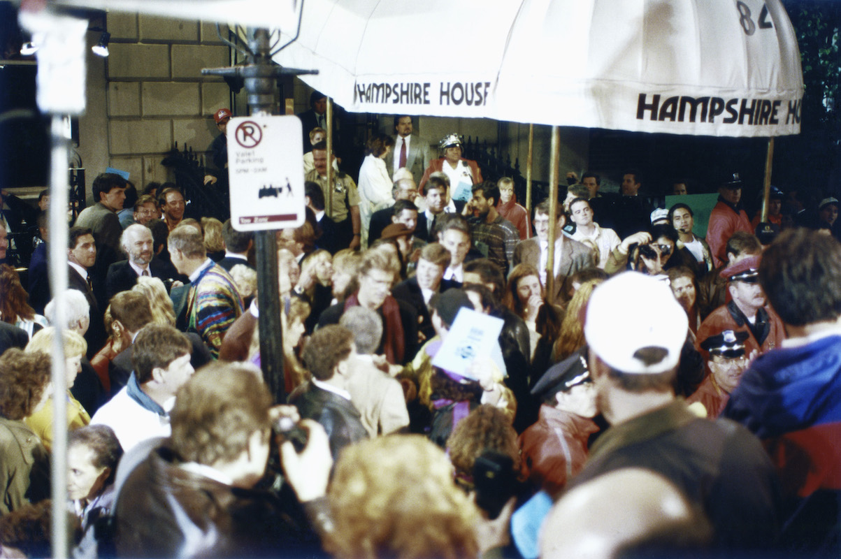 'Cheers' finale: A crowd surrounds the cast outside Hampshire House in Boston