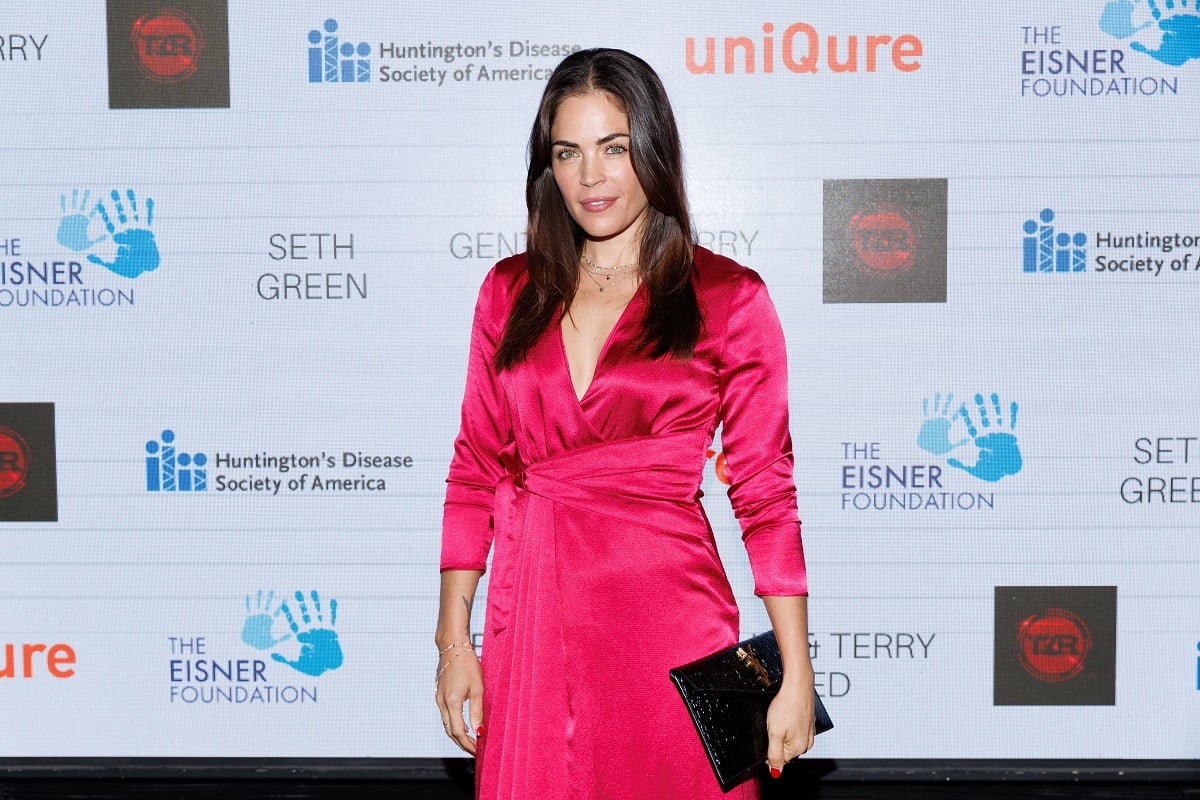 'General Hospital' star Kelly Thiebaud wearing a pink dress and posing on the red carpet during charity event.