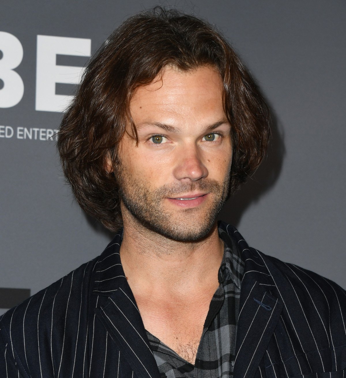 'Gilmore Girls' star Jared Padalecki smiles on the red carpet