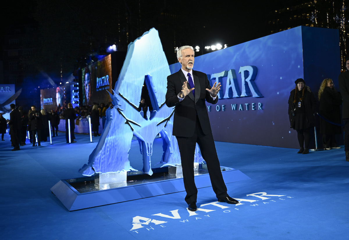 James Cameron se dirige ao público na estreia mundial de 