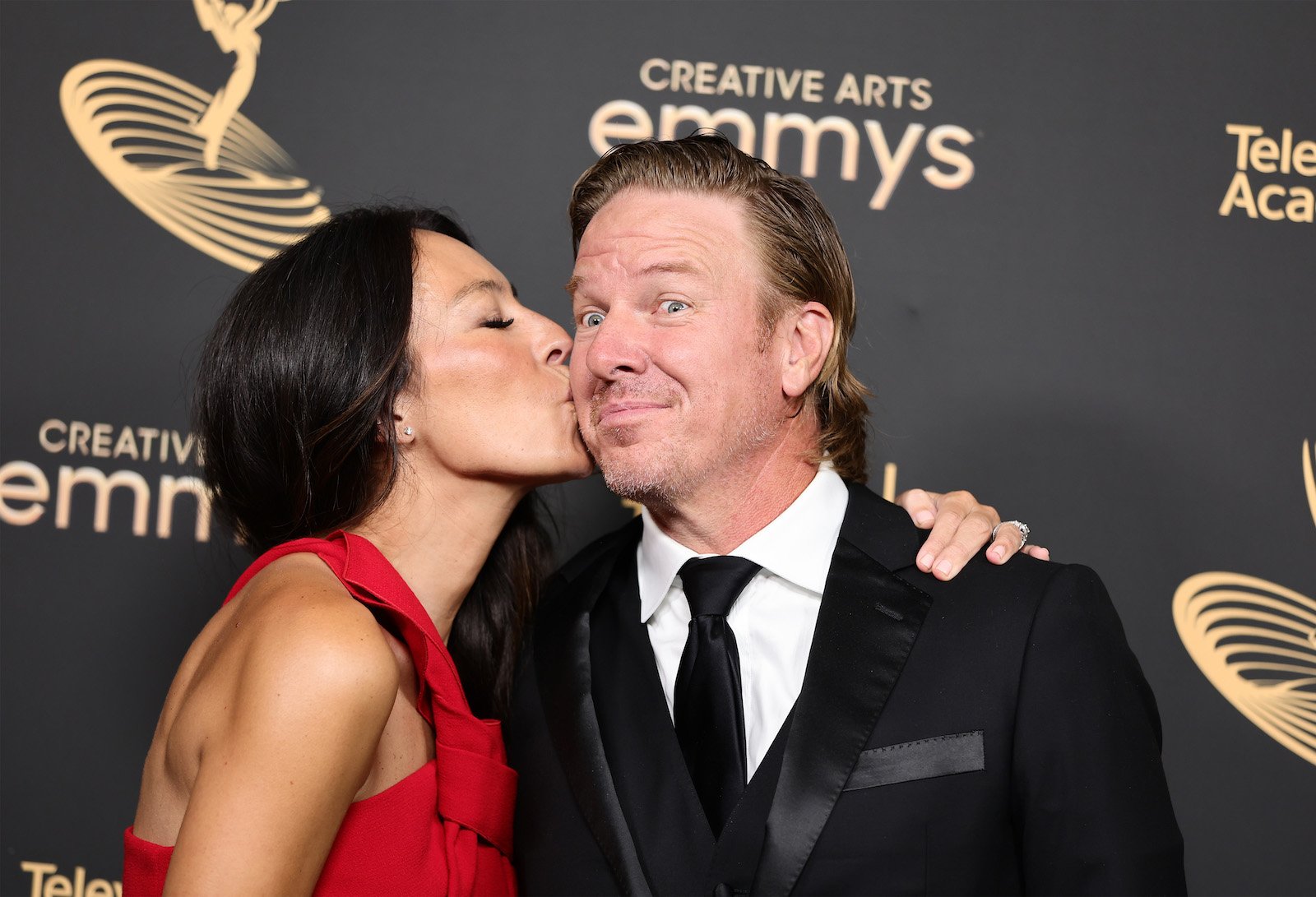Joanna Gaines kissing Chip Gaines' cheek at an awards show