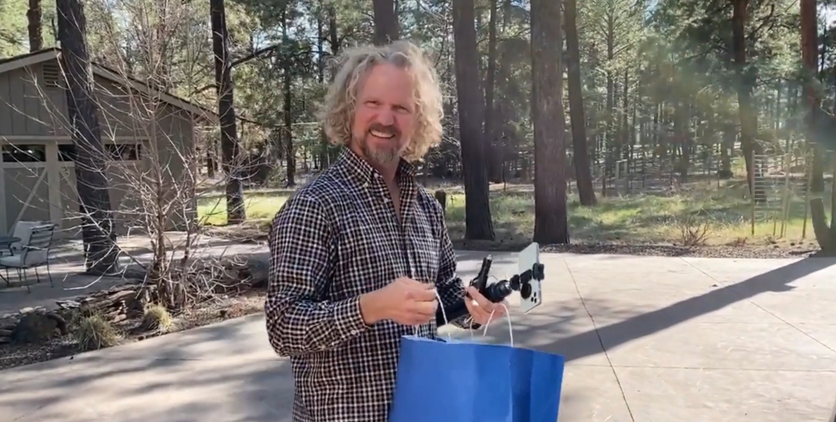 Kody Brown holding a gift from Meri Brown on their 30th anniversary on 'Sister Wives' Season 15 on TLC.